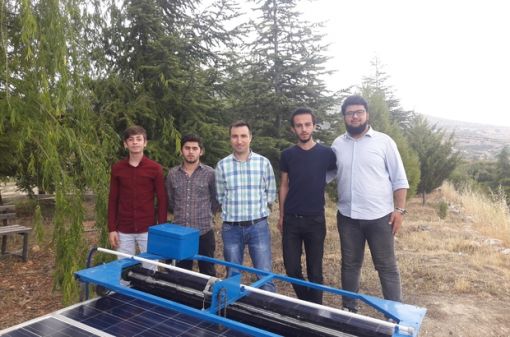 Akdeniz Üniversitesi Elmalı Meslek Yüksekokulu öğrencileri güneş paneli yıkama robotu tasarladı 