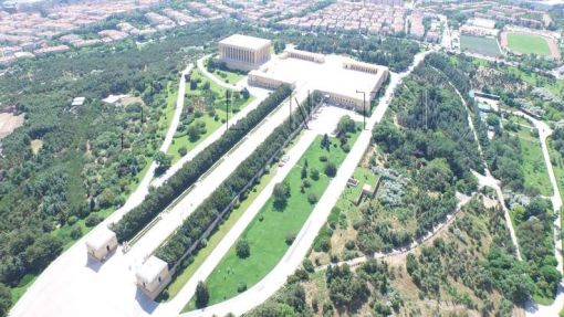 Anıtkabir'de peyzaj çalışmaları 2 tekniker ve 24 bahçıvan tarafından yürütülüyor. 