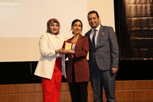 ATEKDER Genel Başkanı Sn.Funda AYTAÇ ve Başkan Yardımcısı Sn.Osman KAVURAN, YILIN TEKNİKERİ ÖDÜLÜ’nü Sn.Özlem Sayalan Temizsoy’a takdim etti. 