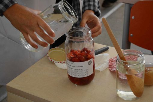 BAÜN Altınoluk Meslek Yüksekokulu Tıbbi ve Aromatik Bitkiler Programı öğrencileri, katkı maddesi kullanmadan, 20 çeşit bitkiyle en doğal sirke araştırması yaptı 