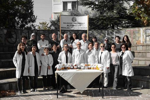 BAÜN Altınoluk Meslek Yüksekokulu Tıbbi ve Aromatik Bitkiler Programı öğrencileri, katkı maddesi kullanmadan, 20 çeşit bitkiyle en doğal sirke araştırması yaptı 