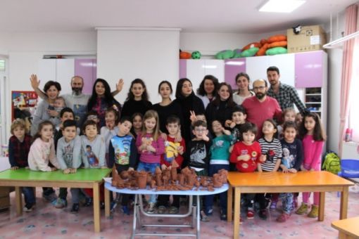 Samsun Meslek Yüksekokulu El Sanatları Bölümü öğrencileri 6 yaş grubu öğrencileri ile seramik ve duvar resmi etkinliği düzenledi. 